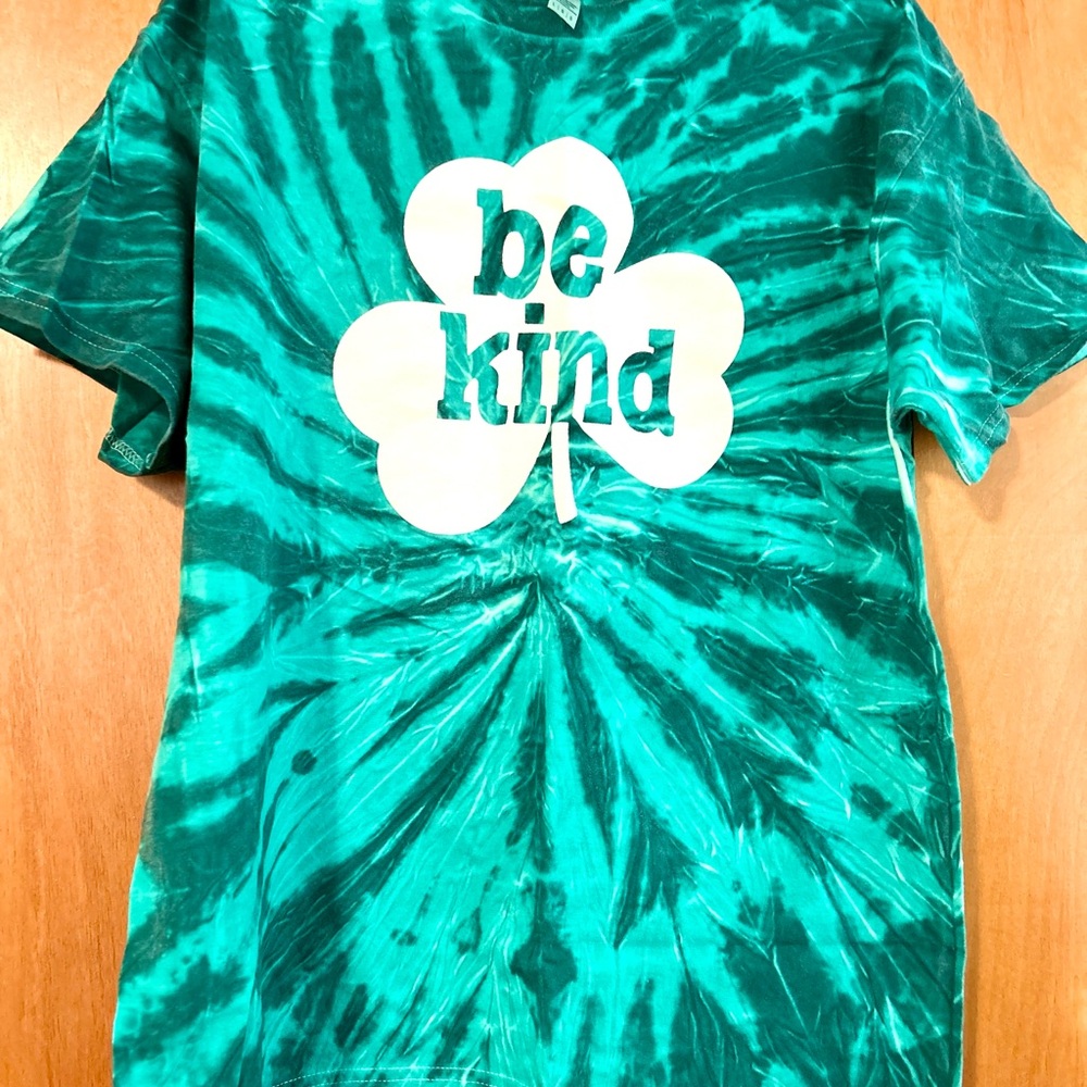 Gildan Green Tie-Dye 'Be Kind' Shirt